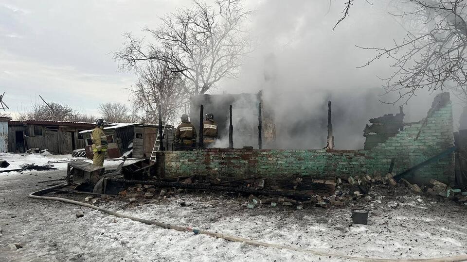 Мать и четверо детей погибли во время пожара в Новосибирской области.